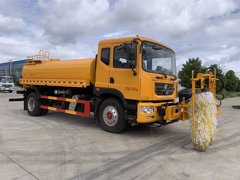 東風(fēng)D9城市護(hù)欄清洗車(chē)