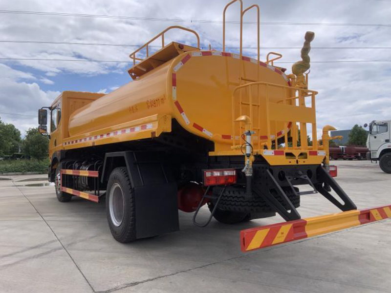 東風(fēng)D9城市護欄清洗車