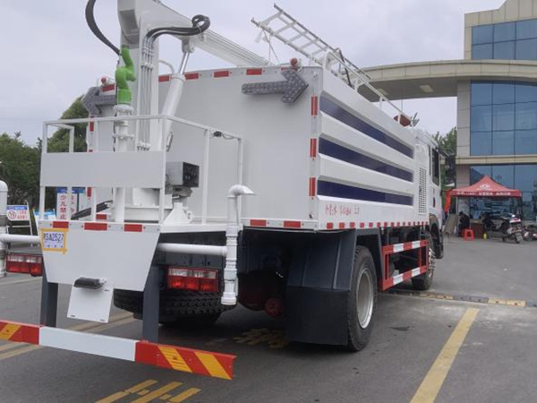 東風(fēng)D9光伏清洗車(chē)