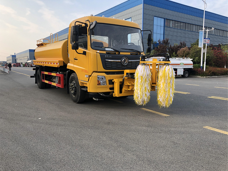 東風(fēng)天錦高速護(hù)欄清洗車(chē)