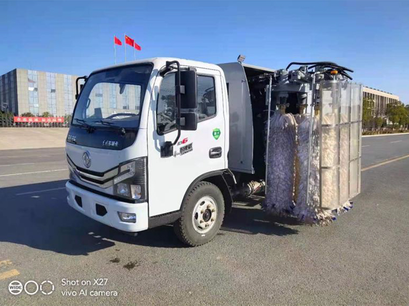 東風(fēng)小多利卡中置護(hù)欄清洗車(chē)