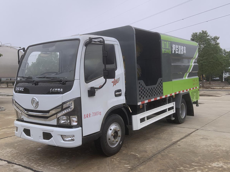 東風(fēng)小多利卡中置護(hù)欄清洗車(chē)-重工