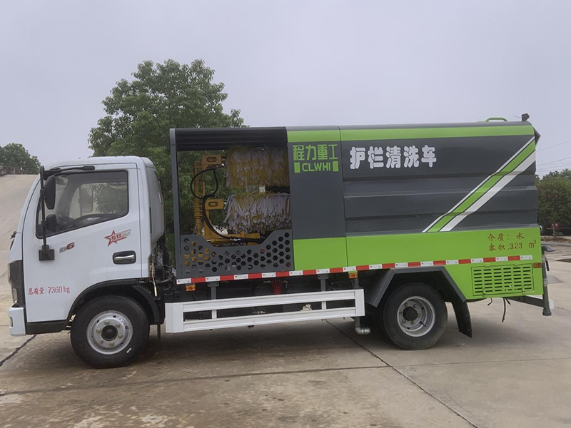 東風(fēng)小多利卡中置護欄清洗車-重工