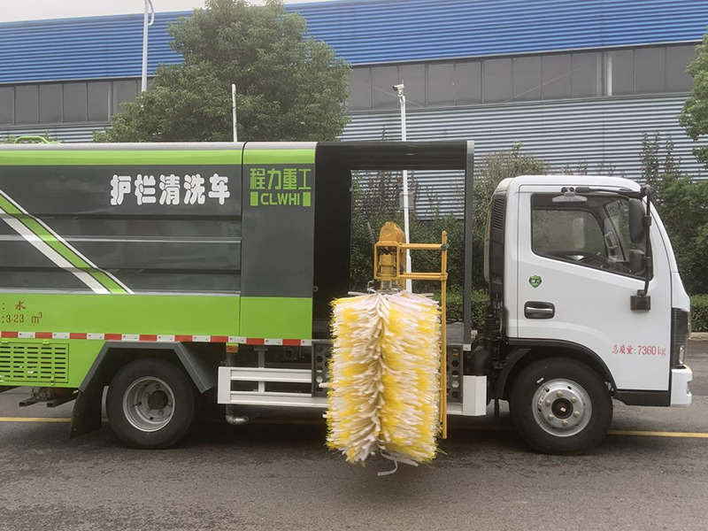 東風(fēng)小多利卡中置護欄清洗車-重工