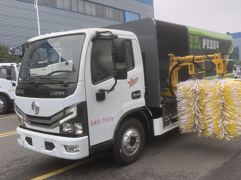 東風(fēng)小多利卡中置護欄清洗車-重工