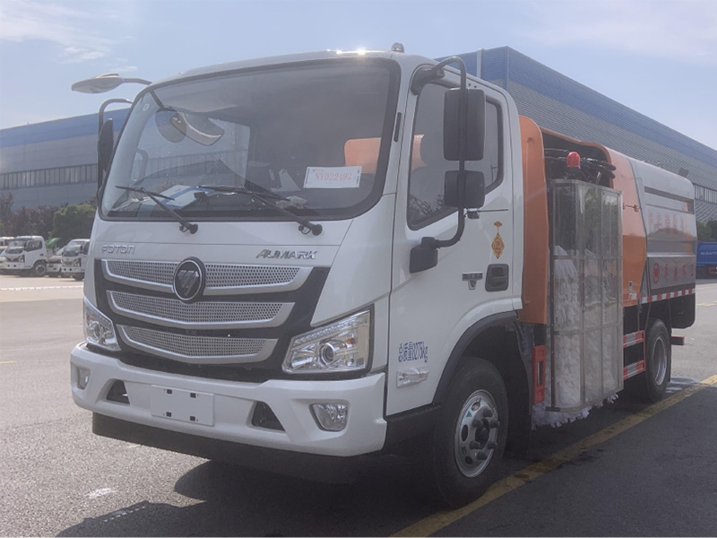 福田中置護(hù)欄清洗車(chē)