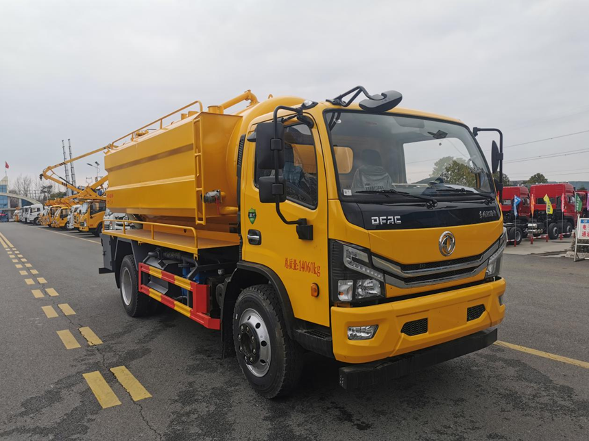 東風(fēng)多利卡方罐清洗吸污車(chē)