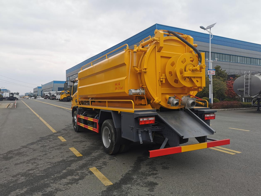 東風(fēng)多利卡方罐清洗吸污車(chē)