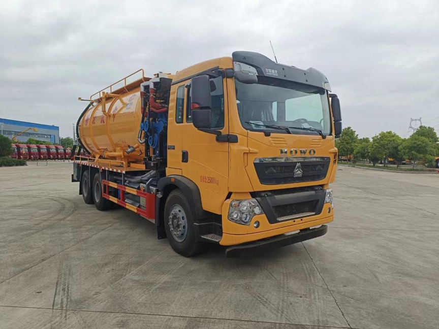 重汽豪沃后雙橋清洗吸污車(chē)