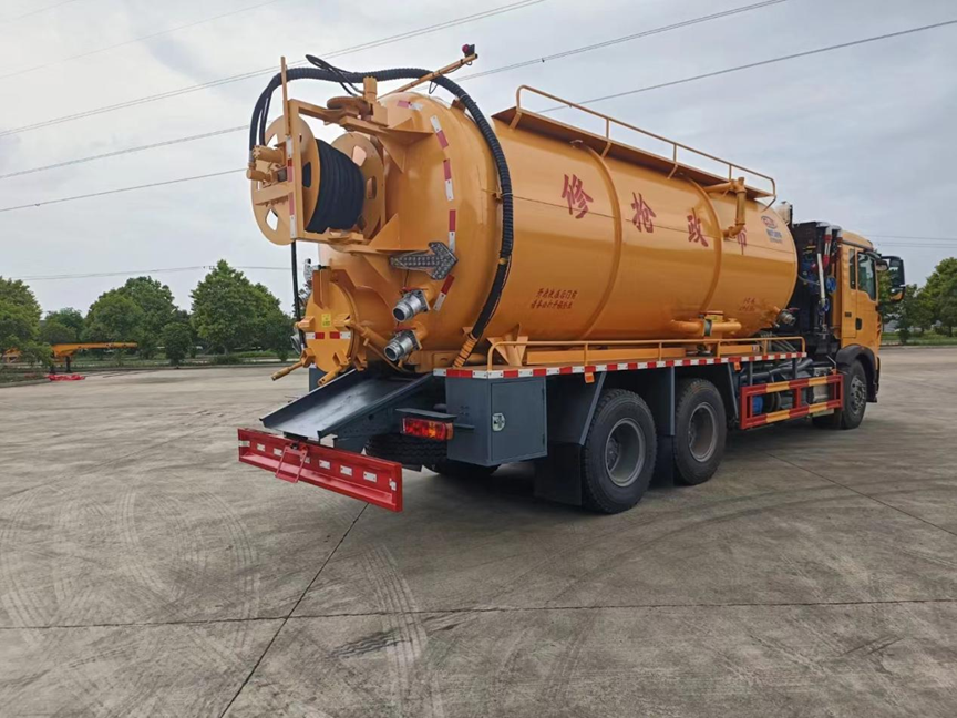 重汽豪沃后雙橋清洗吸污車(chē)