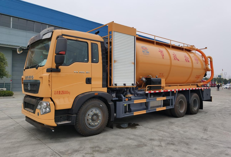 重汽豪沃前四后八輪清洗吸污車(chē)